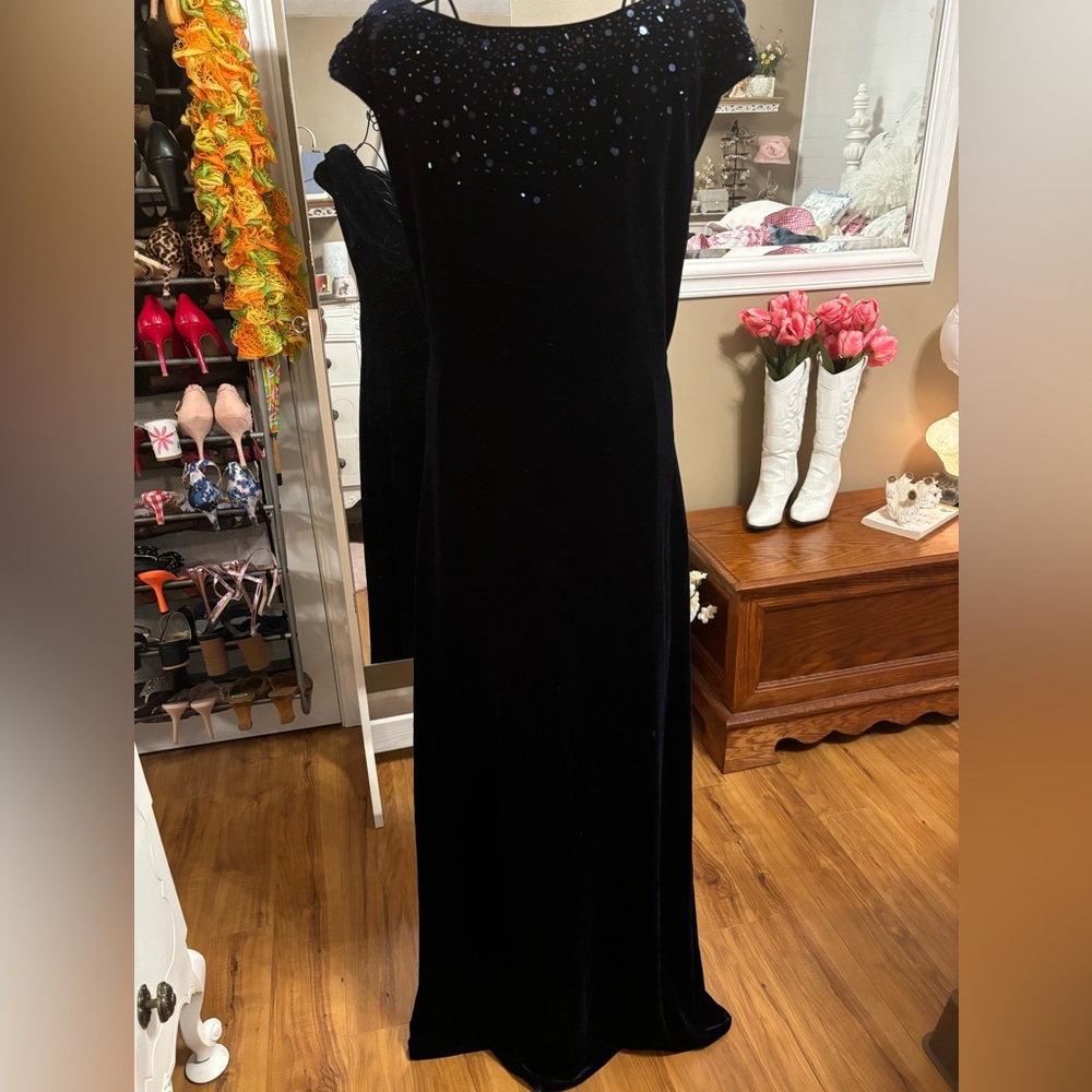 Elegant Deep Blue Velvet, Backless Cocktail Gown